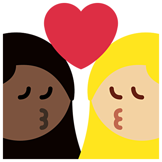 👩🏿‍❤️‍💋‍👩🏼 Emoji sich küssendes Paar - Frau: dunkle Hautfarbe, Frau: mittelhelle Hautfarbe Twitter Twemoji 15.0.