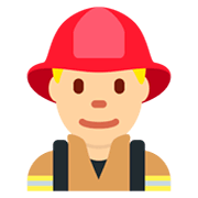 👨🏼‍🚒 Emoji Feuerwehrmann: mittelhelle Hautfarbe Twitter Twemoji 2.2.