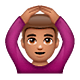🙆🏽‍♂️ Emoji Mann mit Händen auf dem Kopf: mittlere Hautfarbe WhatsApp 2.18.379.