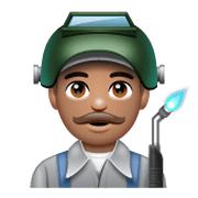 👨🏽‍🏭 Emoji Fabrikarbeiter: mittlere Hautfarbe WhatsApp 2.19.244.