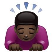 Emoji 🙇🏿‍♂️ Uomo Che Fa Inchino Profondo: Carnagione Scura su WhatsApp 2.19.244.