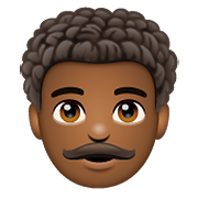 👨🏾‍🦱 Emoji Homem: Pele Morena Escura E Cabelo Cacheado na WhatsApp 2.19.352.