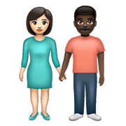 👩🏻‍🤝‍👨🏿 Emoji Mann und Frau halten Hände: helle Hautfarbe, dunkle Hautfarbe WhatsApp 2.19.352.