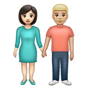 👩🏻‍🤝‍👨🏼 Emoji Mann und Frau halten Hände: helle Hautfarbe, mittelhelle Hautfarbe WhatsApp 2.19.352.
