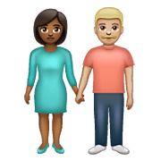👩🏾‍🤝‍👨🏼 Emoji Mann und Frau halten Hände: mitteldunkle Hautfarbe, mittelhelle Hautfarbe WhatsApp 2.19.352.