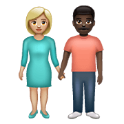 👩🏼‍🤝‍👨🏿 Emoji Mann und Frau halten Hände: mittelhelle Hautfarbe, dunkle Hautfarbe WhatsApp 2.19.352.