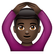 🙆🏿‍♂️ Emoji Mann mit Händen auf dem Kopf: dunkle Hautfarbe WhatsApp 2.20.198.15.