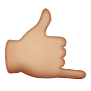 Emoji 🤙🏼 Mano Con Gesto Di Chiamata: Carnagione Abbastanza Chiara su WhatsApp 2.20.206.24.