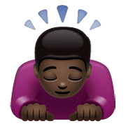 Emoji 🙇🏿‍♂️ Uomo Che Fa Inchino Profondo: Carnagione Scura su WhatsApp 2.20.206.24.