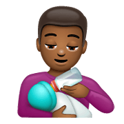 👨🏾‍🍼 Emoji Homem Alimentando Bebê: Pele Morena Escura na WhatsApp 2.21.11.17.