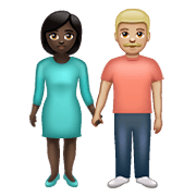 👩🏿‍🤝‍👨🏼 Emoji Mann und Frau halten Hände: dunkle Hautfarbe, mittelhelle Hautfarbe WhatsApp 2.21.11.17.