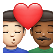 Emoji 👨🏻‍❤️‍💋‍👨🏾 Bacio Tra Coppia - Uomo: Carnagione Chiara, Uomo: Carnagione Abbastanza Scura su WhatsApp 2.21.23.23.