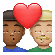 👨🏾‍❤️‍💋‍👨🏼 Emoji sich küssendes Paar - Mann: mitteldunkle Hautfarbe, Mann: mittelhelle Hautfarbe WhatsApp 2.21.23.23.