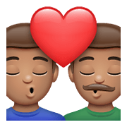 👨🏽‍❤️‍💋‍👨🏽 Emoji Beijo - Homem: Pele Morena, Homem: Pele Morena na WhatsApp 2.21.23.23.