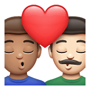 👨🏽‍❤️‍💋‍👨🏻 Emoji Beijo - Homem: Pele Morena, Homem: Pele Clara na WhatsApp 2.21.23.23.