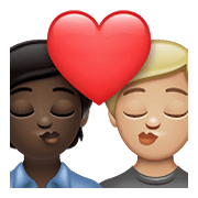 Emoji 🧑🏿‍❤️‍💋‍🧑🏼 Bacio Tra Coppia: persona, persona, Carnagione Scura, Carnagione Abbastanza Chiara su WhatsApp 2.21.23.23.