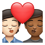 Emoji 🧑🏻‍❤️‍💋‍🧑🏾 Bacio Tra Coppia: persona, persona, Carnagione Chiara, Carnagione Abbastanza Scura su WhatsApp 2.21.23.23.