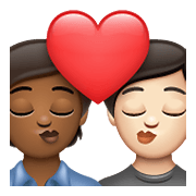 Emoji 🧑🏾‍❤️‍💋‍🧑🏻 Bacio Tra Coppia: persona, persona, Carnagione Abbastanza Scura, Carnagione Chiara su WhatsApp 2.21.23.23.