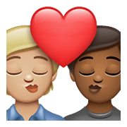🧑🏼‍❤️‍💋‍🧑🏾 Emoji sich küssendes Paar: Person, Person, mittelhelle Hautfarbe, mitteldunkle Hautfarbe WhatsApp 2.21.23.23.