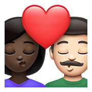 👩🏿‍❤️‍💋‍👨🏻 Emoji Beso - Mujer: Tono De Piel Oscuro, Hombre: Tono De Piel Claro en WhatsApp 2.21.23.23.