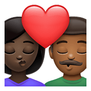 👩🏿‍❤️‍💋‍👨🏾 Emoji sich küssendes Paar - Frau: dunkle Hautfarbe, Mann: mitteldunkle Hautfarbe WhatsApp 2.21.23.23.