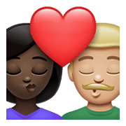 👩🏿‍❤️‍💋‍👨🏼 Emoji Beso - Mujer: Tono De Piel Oscuro, Hombre: Tono De Piel Claro Medio en WhatsApp 2.21.23.23.