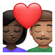 👩🏿‍❤️‍💋‍👨🏽 Emoji sich küssendes Paar - Frau: dunkle Hautfarbe, Mann: mittlere Hautfarbe WhatsApp 2.21.23.23.