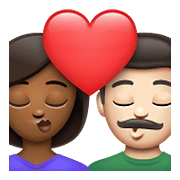 👩🏾‍❤️‍💋‍👨🏻 Emoji Beso Mujer: Tono De Piel Oscuro Medio, Hombre: Tono De Piel Claro en WhatsApp 2.21.23.23.