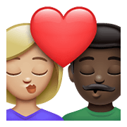 👩🏼‍❤️‍💋‍👨🏿 Emoji Beso - Mujer: Tono De Piel Claro Medio, Hombre: Tono De Piel Oscuro en WhatsApp 2.21.23.23.