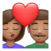👩🏽‍❤️‍💋‍👨🏽 Emoji sich küssendes Paar - Frau: mittlere Hautfarbe, Mann: mittlere Hautfarbe WhatsApp 2.21.23.23.