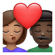 👩🏽‍❤️‍💋‍👨🏿 Emoji sich küssendes Paar - Frau: mittlere Hautfarbe, Mann: dunkle Hautfarbe WhatsApp 2.21.23.23.