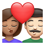 👩🏽‍❤️‍💋‍👨🏻 Emoji sich küssendes Paar - Frau: mittlere Hautfarbe, Mann: helle Hautfarbe WhatsApp 2.21.23.23.