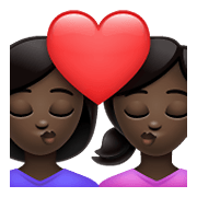👩🏿‍❤️‍💋‍👩🏿 Emoji sich küssendes Paar - Frau, Frau: dunkle Hautfarbe, dunkle Hautfarbe WhatsApp 2.21.23.23.