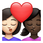 👩🏻‍❤️‍💋‍👩🏿 Emoji sich küssendes Paar - Frau, Frau: helle Hautfarbe, dunkle Hautfarbe WhatsApp 2.21.23.23.