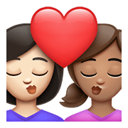 Emoji 👩🏻‍❤️‍💋‍👩🏽 Bacio Tra Coppia - Donna: Carnagione Chiara, Donna: Carnagione Abbastanza Chiara su WhatsApp 2.21.23.23.