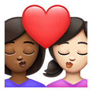 👩🏾‍❤️‍💋‍👩🏻 Emoji sich küssendes Paar - Frau: mitteldunkle Hautfarbe, Frau: helle Hautfarbe WhatsApp 2.21.23.23.