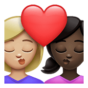👩🏼‍❤️‍💋‍👩🏿 Emoji sich küssendes Paar - Frau: helle Hautfarbe, Frau: dunkle Hautfarbe WhatsApp 2.21.23.23.