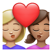 👩🏼‍❤️‍💋‍👩🏽 Emoji sich küssendes Paar - Frau: mittelhelle Hautfarbe, Frau: mittlere Hautfarbe WhatsApp 2.21.23.23.