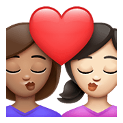 👩🏽‍❤️‍💋‍👩🏻 Emoji sich küssendes Paar - Frau: mittlere Hautfarbe, Frau: helle Hautfarbe WhatsApp 2.21.23.23.