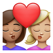 👩🏽‍❤️‍💋‍👩🏼 Emoji sich küssendes Paar - Frau: mittlere Hautfarbe, Frau: mittelhelle Hautfarbe WhatsApp 2.21.23.23.