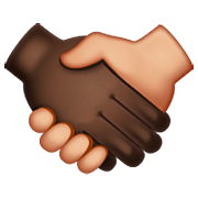 🫱🏿‍🫲🏼 Emoji Handschlag: dunkle Hautfarbe, mittelhelle Hautfarbe WhatsApp 2.22.8.79.