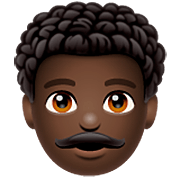 👨🏿‍🦱 Emoji Mann: dunkle Hautfarbe, lockiges Haar WhatsApp 2.22.8.79.