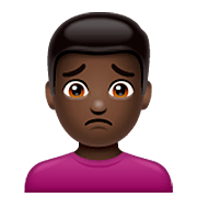 🙍🏿‍♂️ Emoji Hombre Frunciendo El Ceño: Tono De Piel Oscuro en WhatsApp 2.22.8.79.