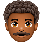 Émoji 👨🏾‍🦱 Homme : Peau Mate Et Cheveux Bouclés sur WhatsApp 2.22.8.79.