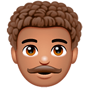 👨🏽‍🦱 Emoji Mann: mittlere Hautfarbe, lockiges Haar WhatsApp 2.22.8.79.