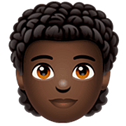 🧑🏿‍🦱 Emoji Erwachsener: dunkle Hautfarbe, lockiges Haar WhatsApp 2.22.8.79.