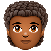 🧑🏾‍🦱 Emoji Erwachsener: mitteldunkle Hautfarbe, lockiges Haar WhatsApp 2.22.8.79.
