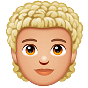 🧑🏼‍🦱 Emoji Persona: Tono De Piel Claro Medio, Pelo Rizado en WhatsApp 2.22.8.79.