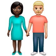 👩🏿‍🤝‍👨🏼 Emoji Mann und Frau halten Hände: dunkle Hautfarbe, mittelhelle Hautfarbe WhatsApp 2.22.8.79.