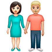 👩🏻‍🤝‍👨🏼 Emoji Mann und Frau halten Hände: helle Hautfarbe, mittelhelle Hautfarbe WhatsApp 2.22.8.79.